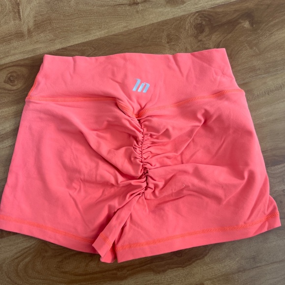 Muscle Nation Srunch mini shorts - Picture 2 of 2